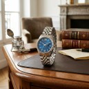 Montre pour dame en acier argent&eacute; avec date boucle d&eacute;ployante cadran bleu_lifestyle