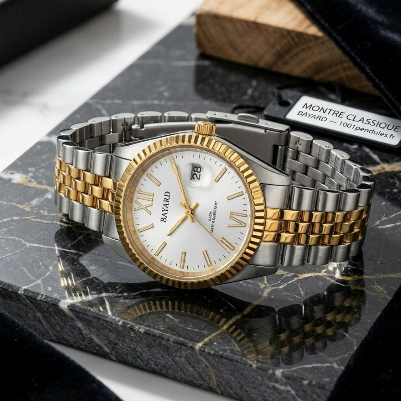 Montre pour dame en acier argent&eacute; et dor&eacute; avec date boucle d&eacute;ployante cadran blanc_details