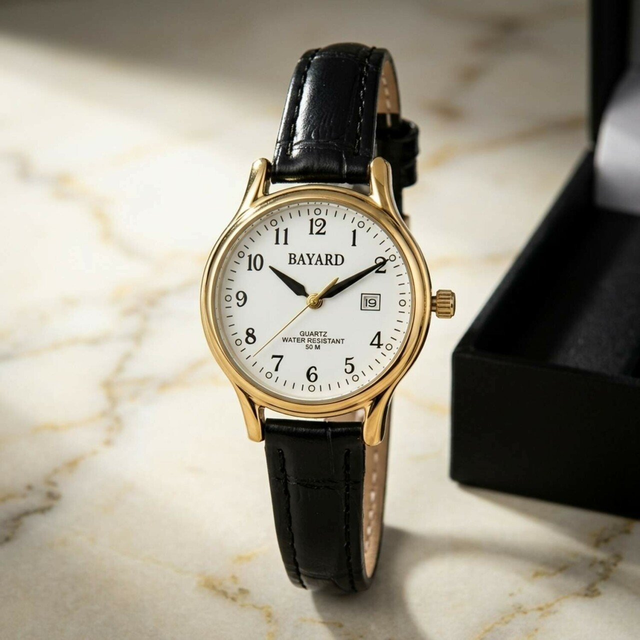 Montre pour femme boitier dor&eacute; bracelet noir avec date_details