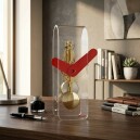 Pendule squelette Hermle dor&eacute;e acrylique transparent grosses aiguilles rouges_lifestyle