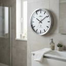 Horloge murale radio-pilot&eacute;e en m&eacute;tal gris_lifestyle