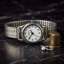 Montre ovale boitier argent&eacute; bracelet argent&eacute; extensible Bayard_details