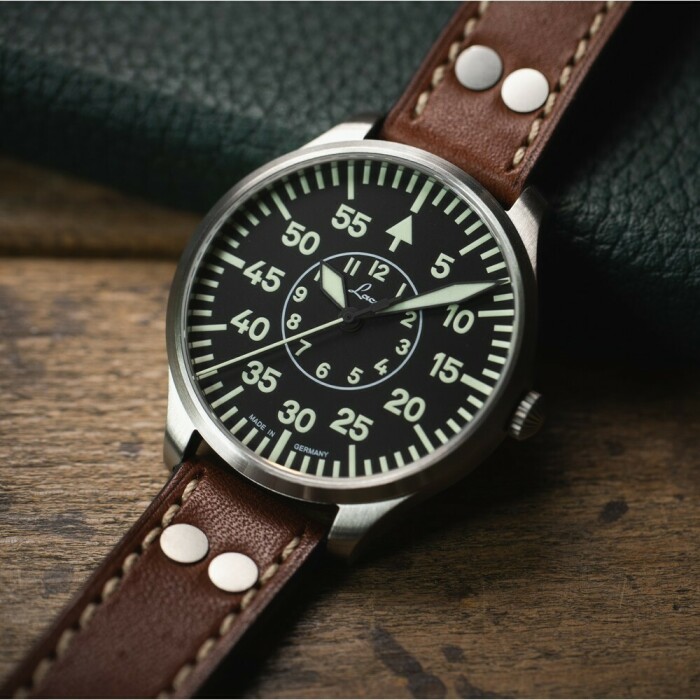 Montre Laco pilote Z&uuml;rich cadran noir 861806.2 pos&eacute;e