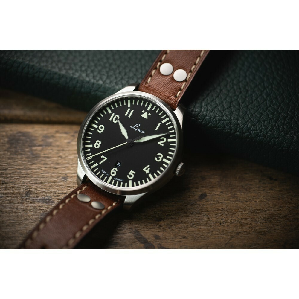 Montre Laco pilote acier Genf 861807.2.D pos&eacute;e