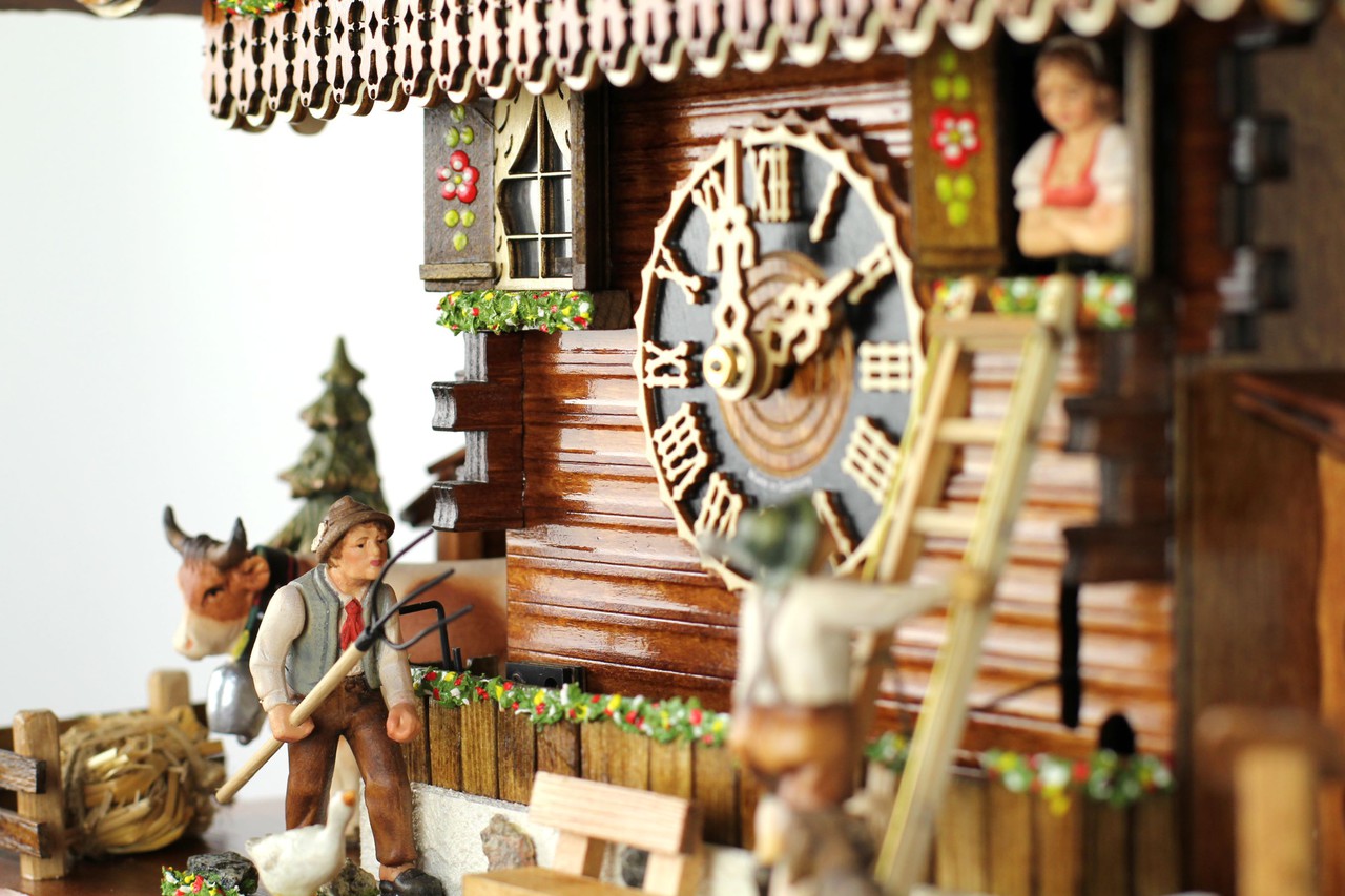 Horloge coucou chalet 8 jours musical femme &agrave; la fen&ecirc;tre zoom personnage