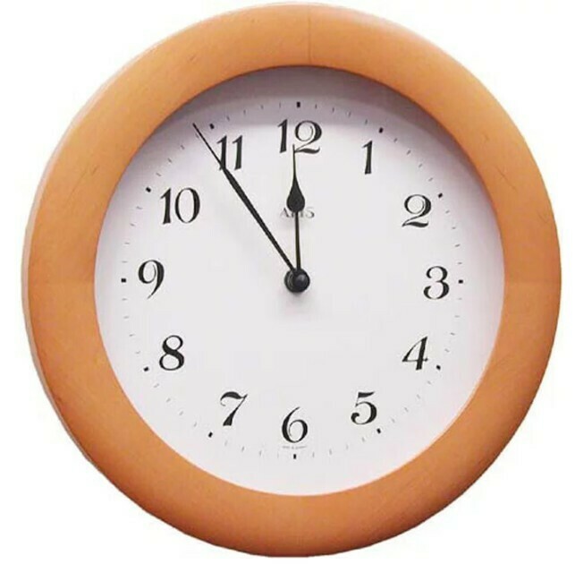 Pendule murale ronde en bois d'aulne