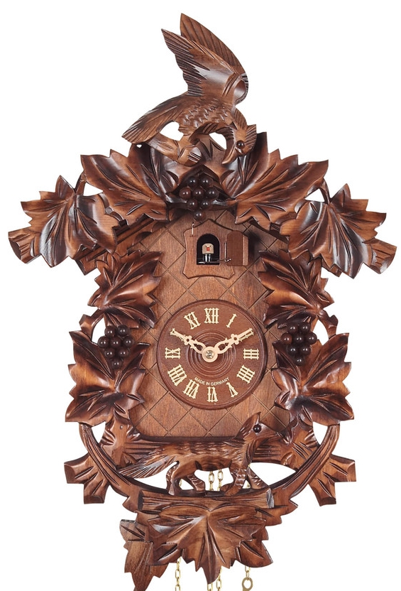 Horloge coucou &agrave; piles traditionnelle grappes de raisin gros plan
