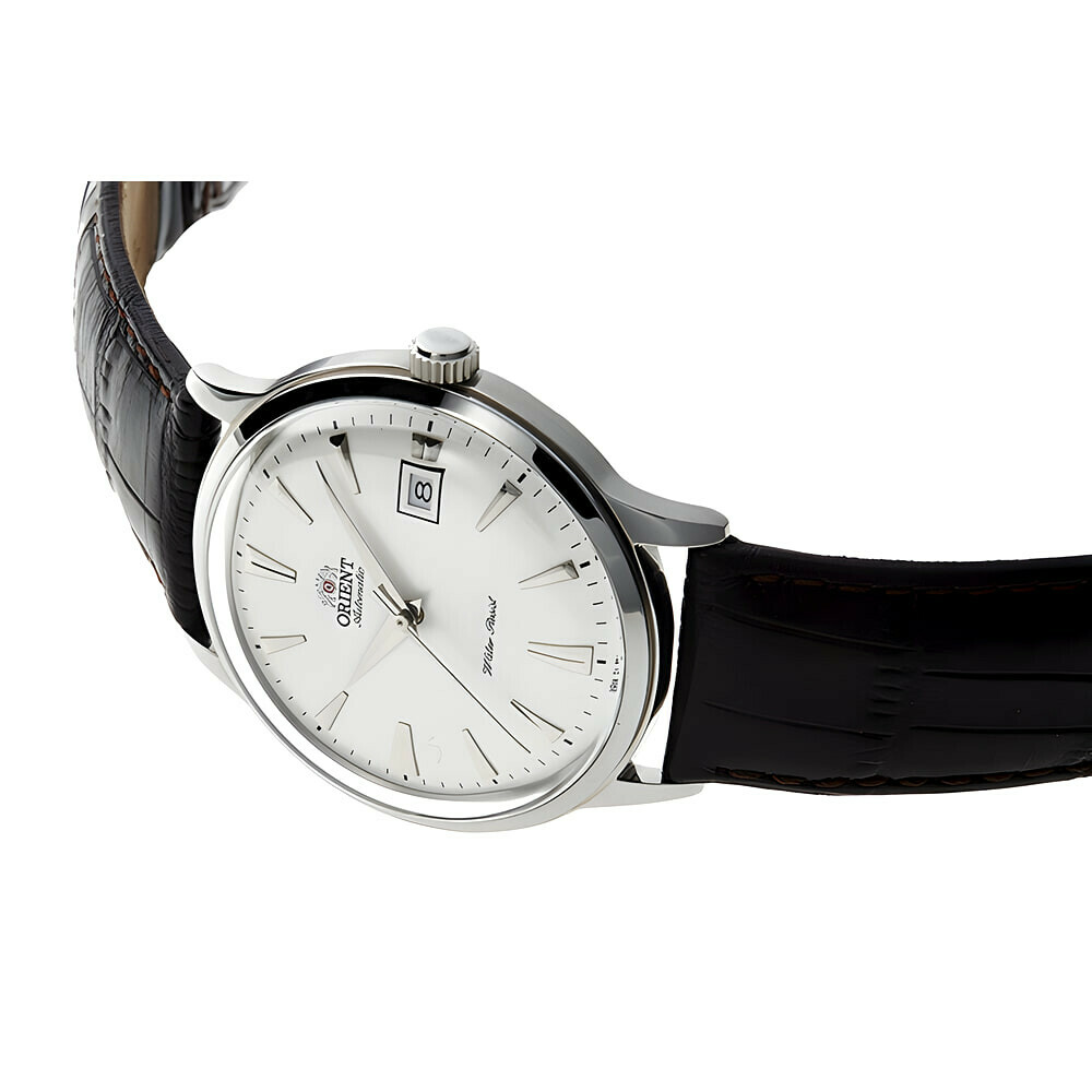 Montre automatique Orient Bambino cadran argent&eacute; homme AC00005W pos&eacute;e sur la tranche