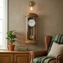 Carillon Westminster radio pilot&eacute; en bois de ch&ecirc;ne clair en situation