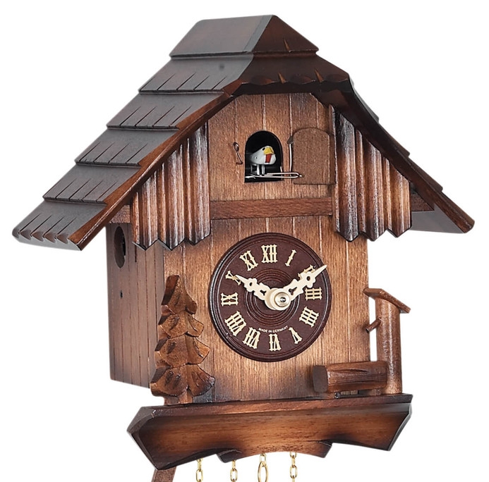 Horloge coucou traditionnel simple chalet &eacute;pur&eacute; gros plan