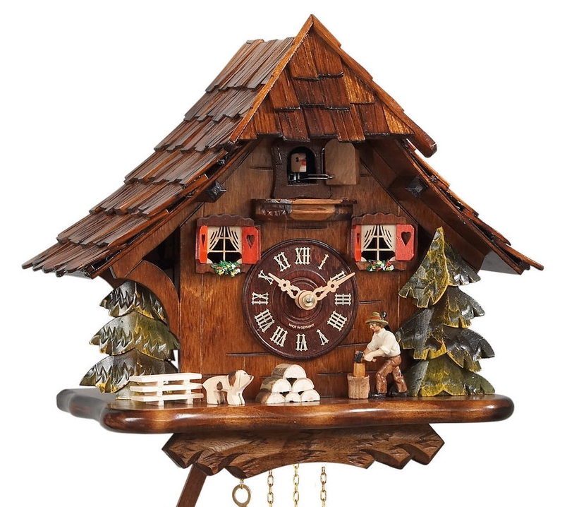 Horloge coucou m&eacute;canique traditionnel chalet 1 jour bucheron gros plan