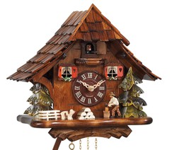 Horloge coucou mécanique traditionnel chalet 1 jour bucheron gros plan