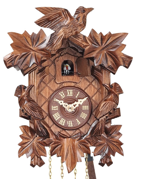Horloge coucou m&eacute;canique traditionnel 1 jour feuilles fronton cisel&eacute; gros plan