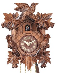 Horloge coucou mécanique traditionnel 1 jour feuilles fronton ciselé gros plan