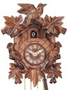 Horloge coucou m&eacute;canique traditionnel 1 jour feuilles fronton cisel&eacute; gros plan