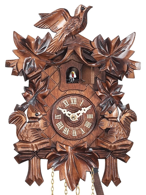 Horloge coucou m&eacute;canique traditionnel 1 jour &eacute;cureuil gros plan