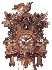 Horloge coucou mécanique traditionnel 1 jour écureuil gros plan