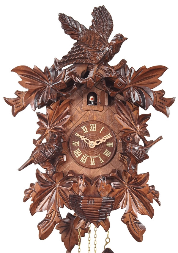 Horloge coucou m&eacute;canique traditionnel 1 jour envol oiseau gros plan