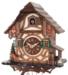 Horloge coucou musical "coeur de forêt" gros plan