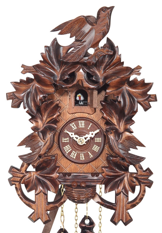 Horloge coucou traditionnel style feuilles gros plan