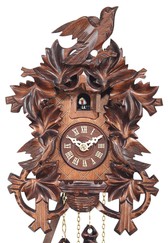 Horloge coucou traditionnel style feuilles gros plan