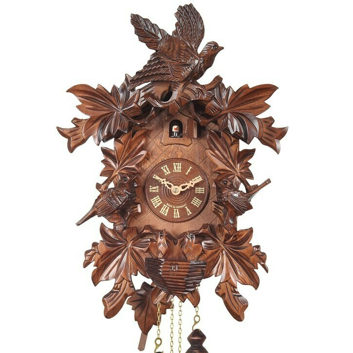 Horloge coucou m&eacute;canique traditionnel 1 jour envol oiseau gros plan