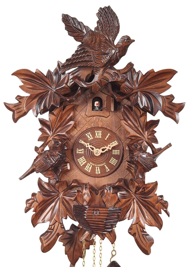 Horloge coucou oiseau en envol gros plan