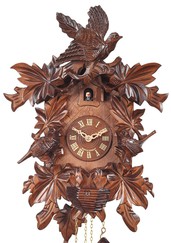 Horloge coucou oiseau en envol gros plan