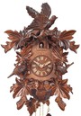 Horloge coucou oiseau en envol gros plan
