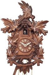 Horloge coucou en bois oiseau grappes de raisin gros plan