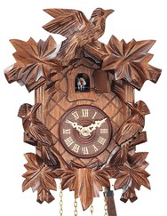 Horloge coucou traditionnel en bois fronton ciselé_gros plan