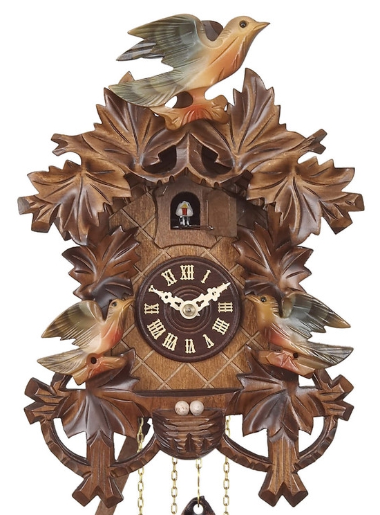 Horloge coucou en bois oiseaux color&eacute;s gros plan