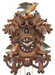 Horloge coucou en bois oiseaux colorés gros plan