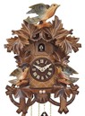 Horloge coucou en bois oiseaux color&eacute;s gros plan