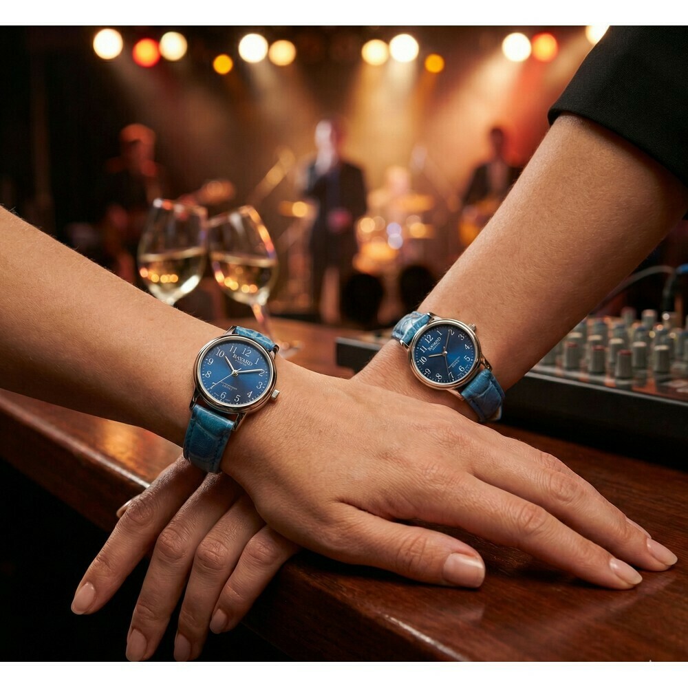 Montre ronde bleue pour femme Bayard port&eacute;e