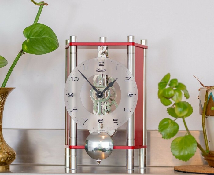 Petite pendule à poser mécanique bois rouge et pieds chromés