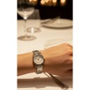 Montre &agrave; quartz ronde argent&eacute;e pour dame port&eacute;e au restaurant
