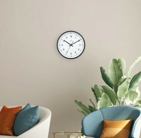 Pendule murale silencieuse blanche et lisible cadran blanc_mise en situation