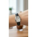 Montre tonneau noire pour femme avec date port&eacute;e