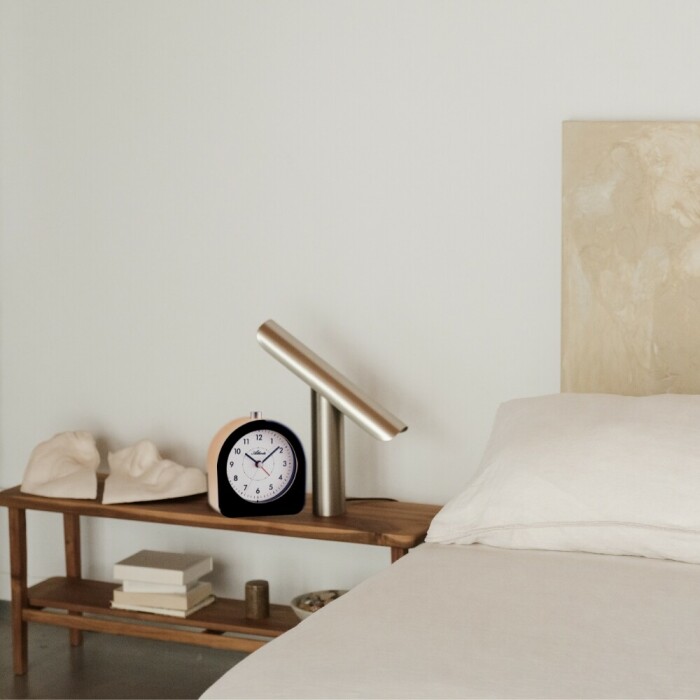 Réveil matin noir et bois à sonnerie progressive_décor