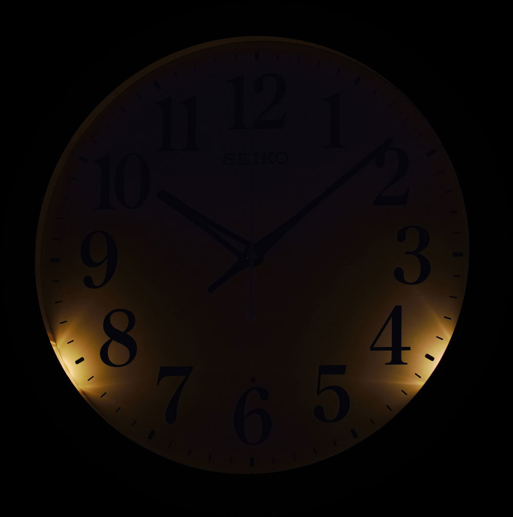 Horloge murale lumineuse blanche Seiko_lumi&egrave;re faible