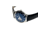 Montre automatique Orient open heart cadran bleu homme RA-AG0005L pos&eacute;e sur l cot&eacute;