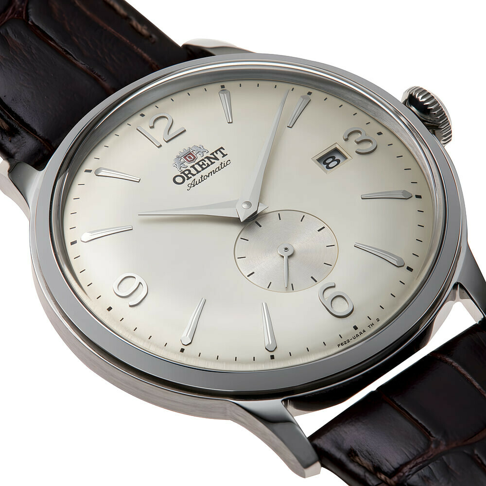 Montre automatique Orient petite seconde cr&egrave;me homme RA-AP0003S pos&eacute;e