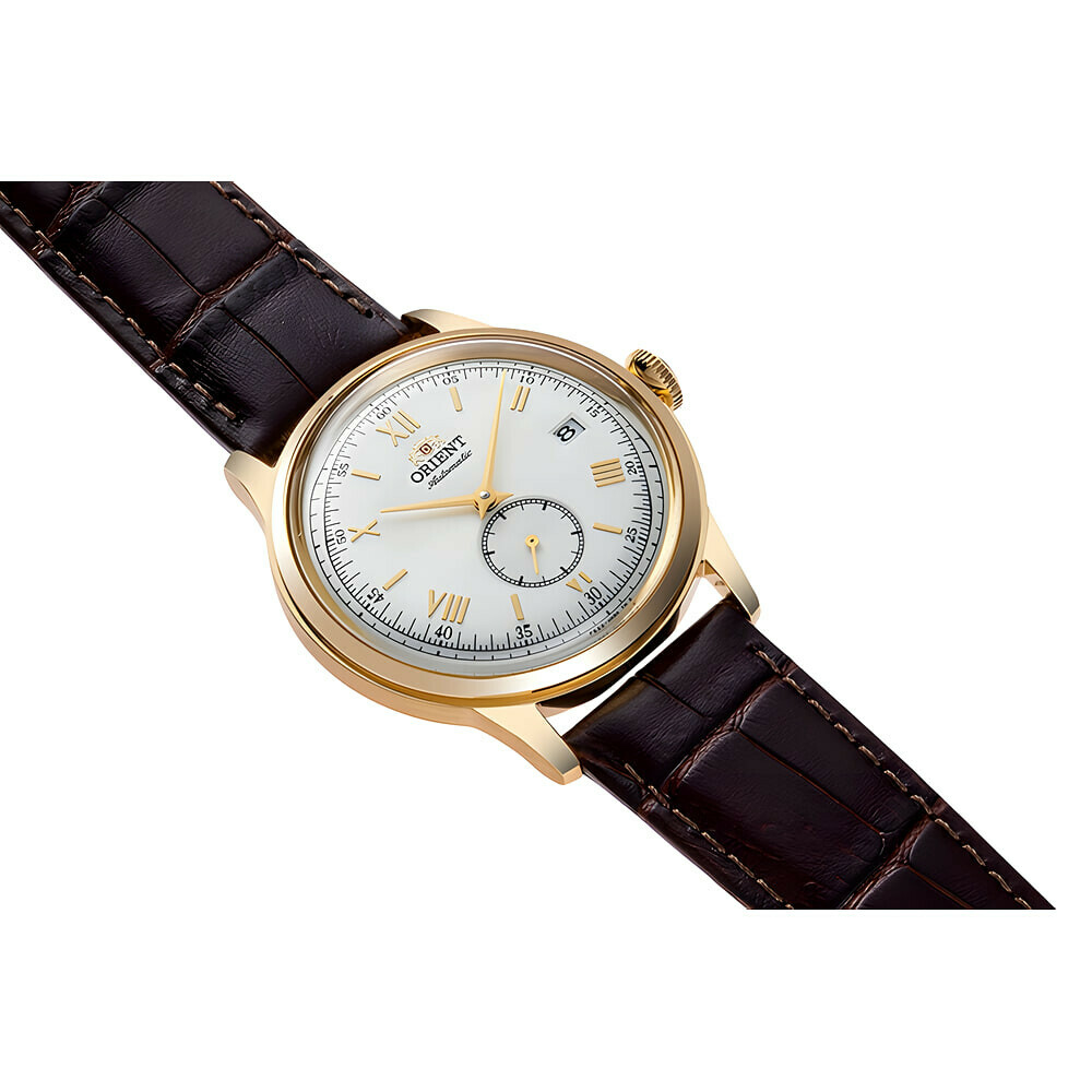 Montre automatique Orient Bambino petite seconde dor&eacute;e blanc homme RA-AP0105Y pos&eacute;e