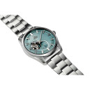 Montre automatique Orient cadran bleu glace homme RA-AR0009L pos&eacute;e