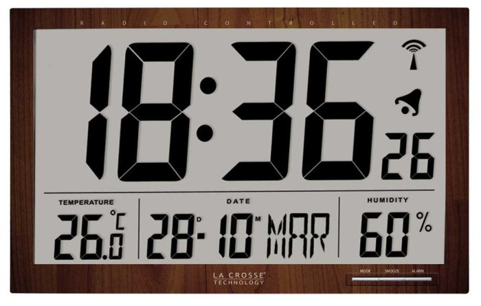 Horloge Reveil Numerique Murale Radiopilotee - Calendrier - 6 Langues - 2  Alarmes - Temperature Ambiante - Murale ou Pied - 24 x 14CM - Motif Bois