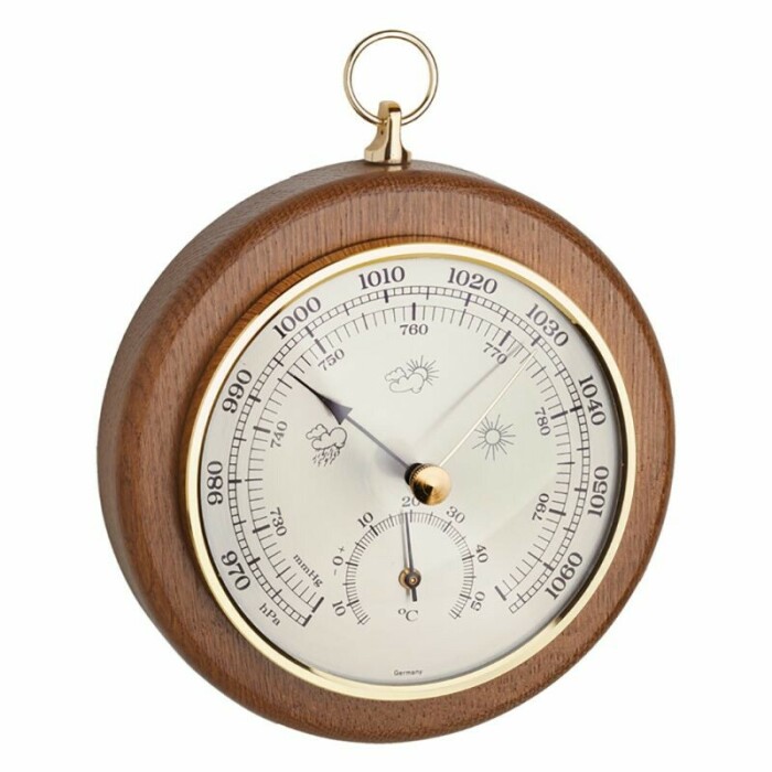 Barom&egrave;tre mural en bois de ch&ecirc;ne et laiton dor&eacute; avec thermom&egrave;tre