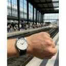 Montre ronde pour homme bracelet noir avec date Bayard port&eacute;e &agrave; la gare