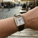 Montre &agrave; quartz carr&eacute;e pour femme cadran blanc boitier argent&eacute; au poignet