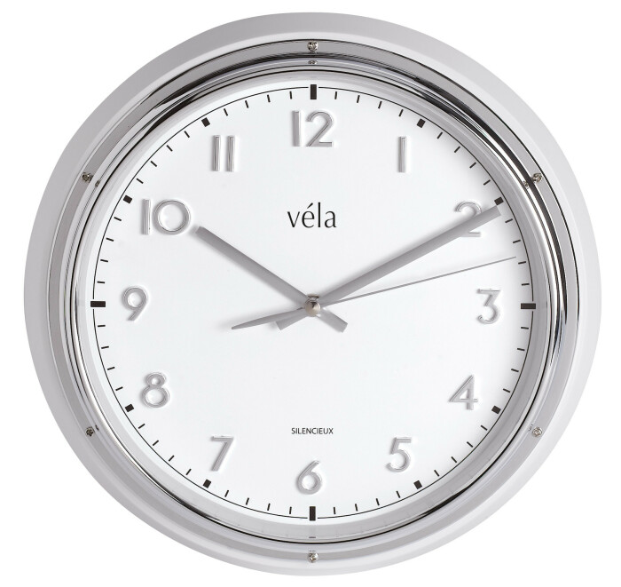 Pendule murale silencieuse en bois laqu&eacute; blanc et aluminium